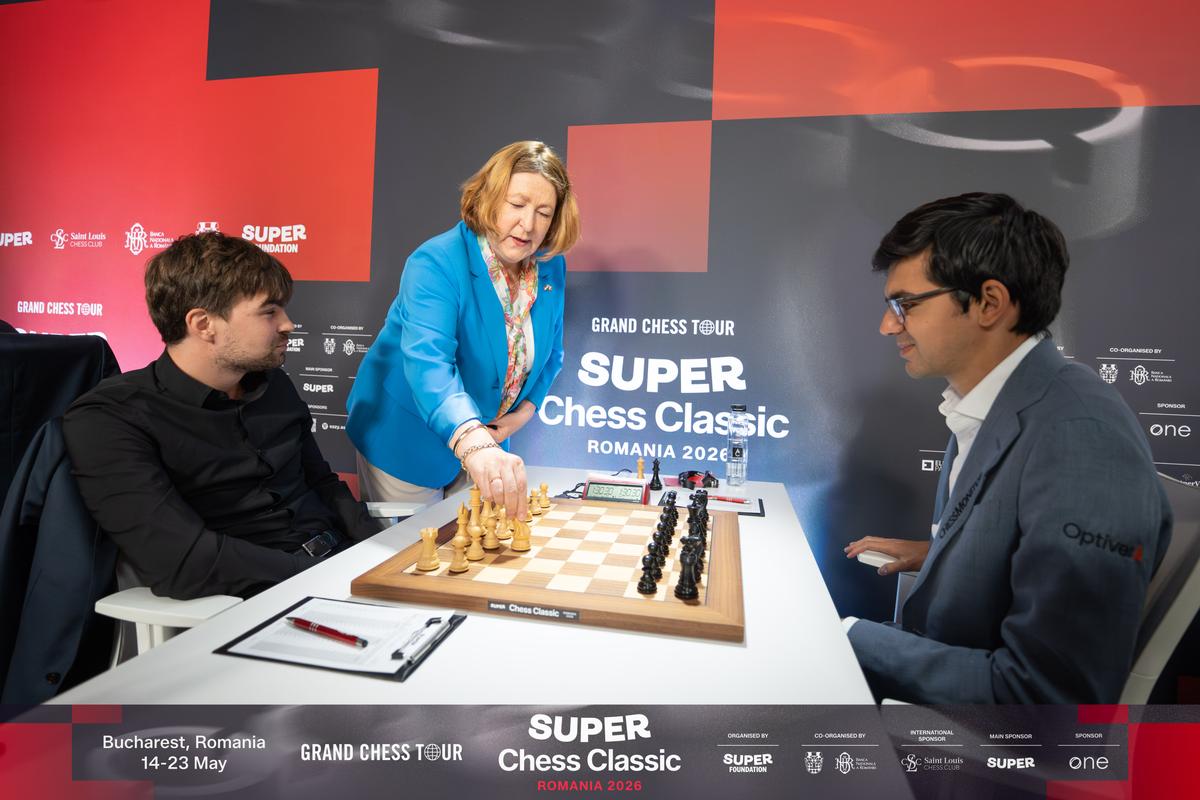 Super Chess Classic 2026, runda a VI-a: Keymer se distanțează în clasament fără a muta vreo piesă, în urma abandonului lui Firouzja
