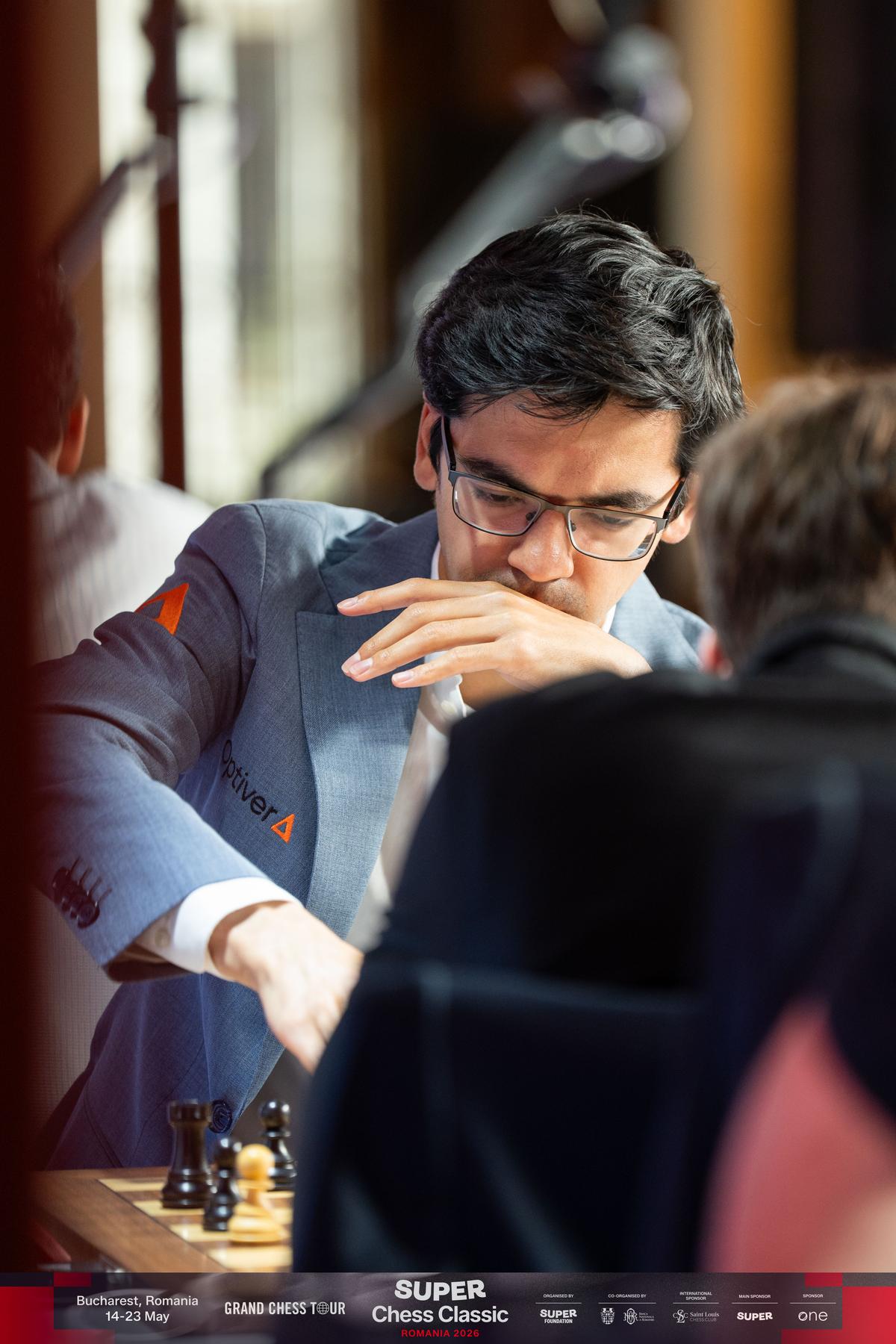 Super Chess Classic 2026, runda a VI-a: Keymer se distanțează în clasament fără a muta vreo piesă, în urma abandonului lui Firouzja