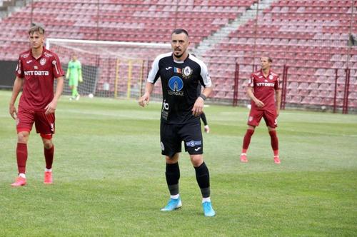 Ioan Hora (negru), în Gaz Metan - CFR Cluj