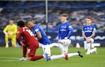 VIDEO Stupoare la startul meciului Everton - Liverpool: ce a făcut Mane în timp ce restul jucătorilor îngenuncheaseră la centru