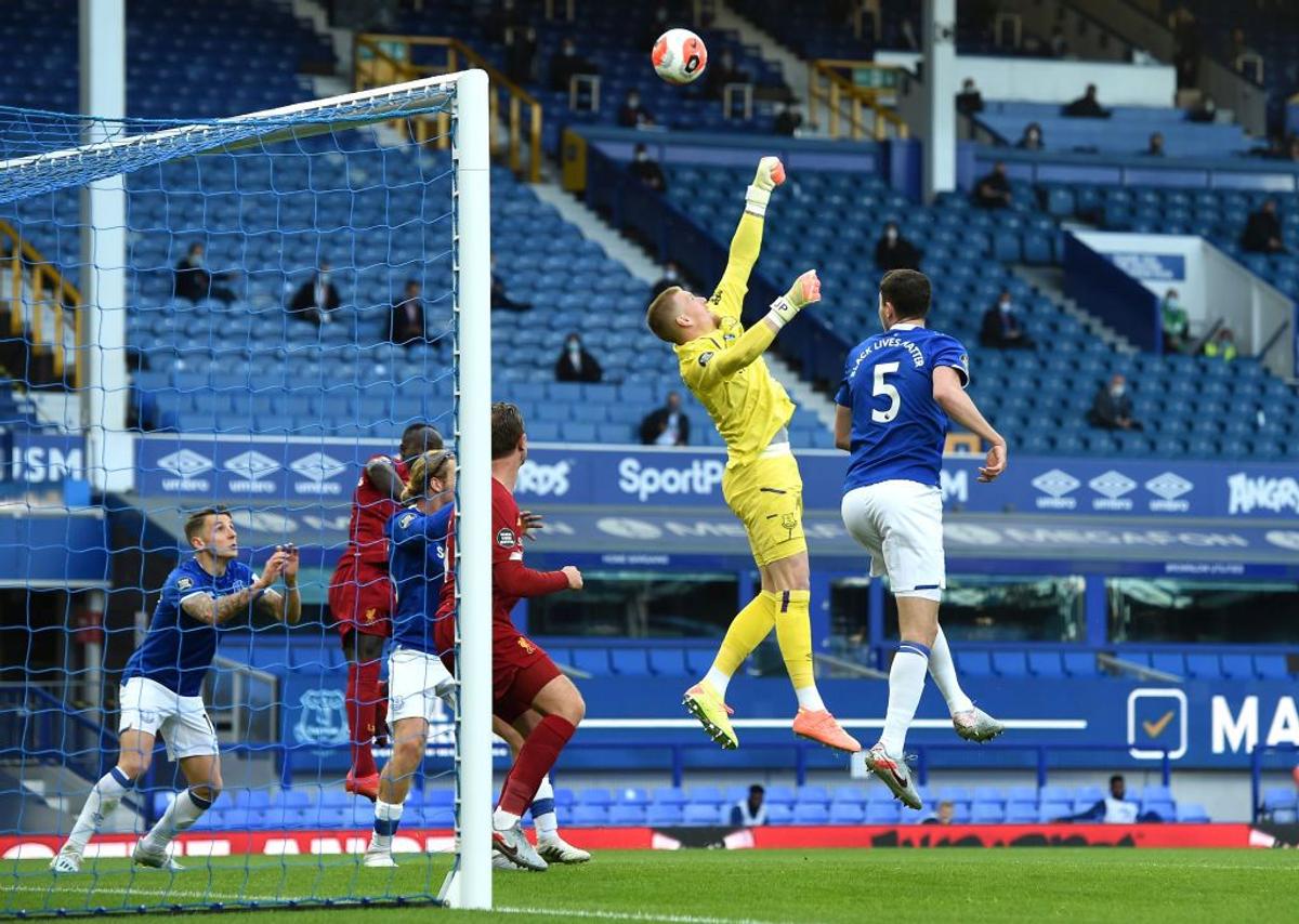 VIDEO Stupoare la startul meciului Everton - Liverpool: ce a făcut Mane în timp ce restul jucătorilor îngenuncheaseră la centru