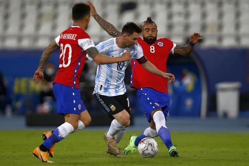 Arturo Vidal în duel cu Messi (FOTO: Guliver/Getty Images)