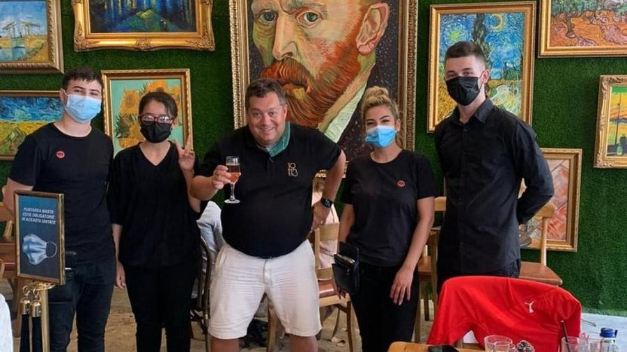 Jurnalistul austriac de la Der Kurier, în mijlocul pozei „Am fost mai fericit la București decât la Amsterdam” » Laude pentru organizarea României la EURO: ce scriu austriecii
