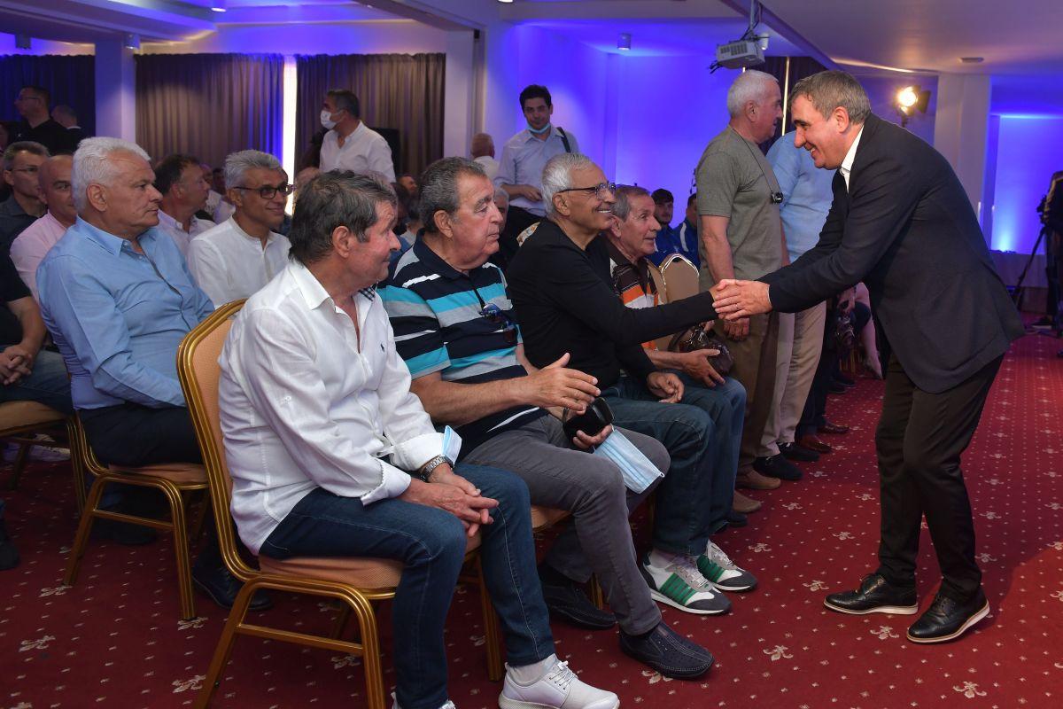 Apariție surpriză la conferința Farului » Discurs în fața lui Gică Hagi: „Vă mulțumesc, dragi eroi!”