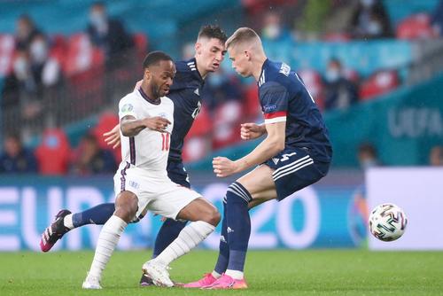 Billy Gilmour (centru) a fost depistat pozitiv cu COVID-19 // foto: Guliver/gettyimages