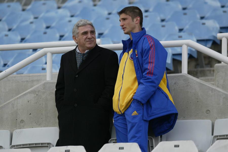Andrei Cristea, la echipa națională, alături de impresarul său, Ioan Becali Secretul carierei lui Andrei Cristea: „Am semnat de două ori cu Rapid, dar n-am jucat niciun minut pentru ei” + cum a plătit din cauza conflictului din familia Becali