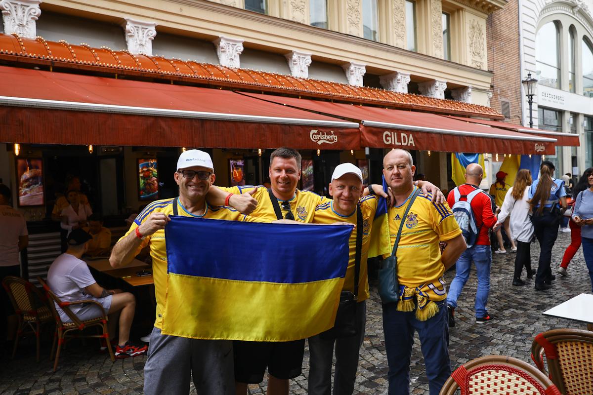 SHOW în Centrul Vechi, înainte de Ucraina - Austria » Forțele de ordine au fraternizat cu fanii