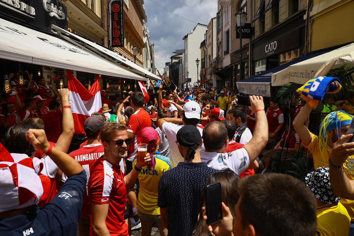 SHOW în Centrul Vechi, înainte de Ucraina - Austria » Forțele de ordine au fraternizat cu fanii