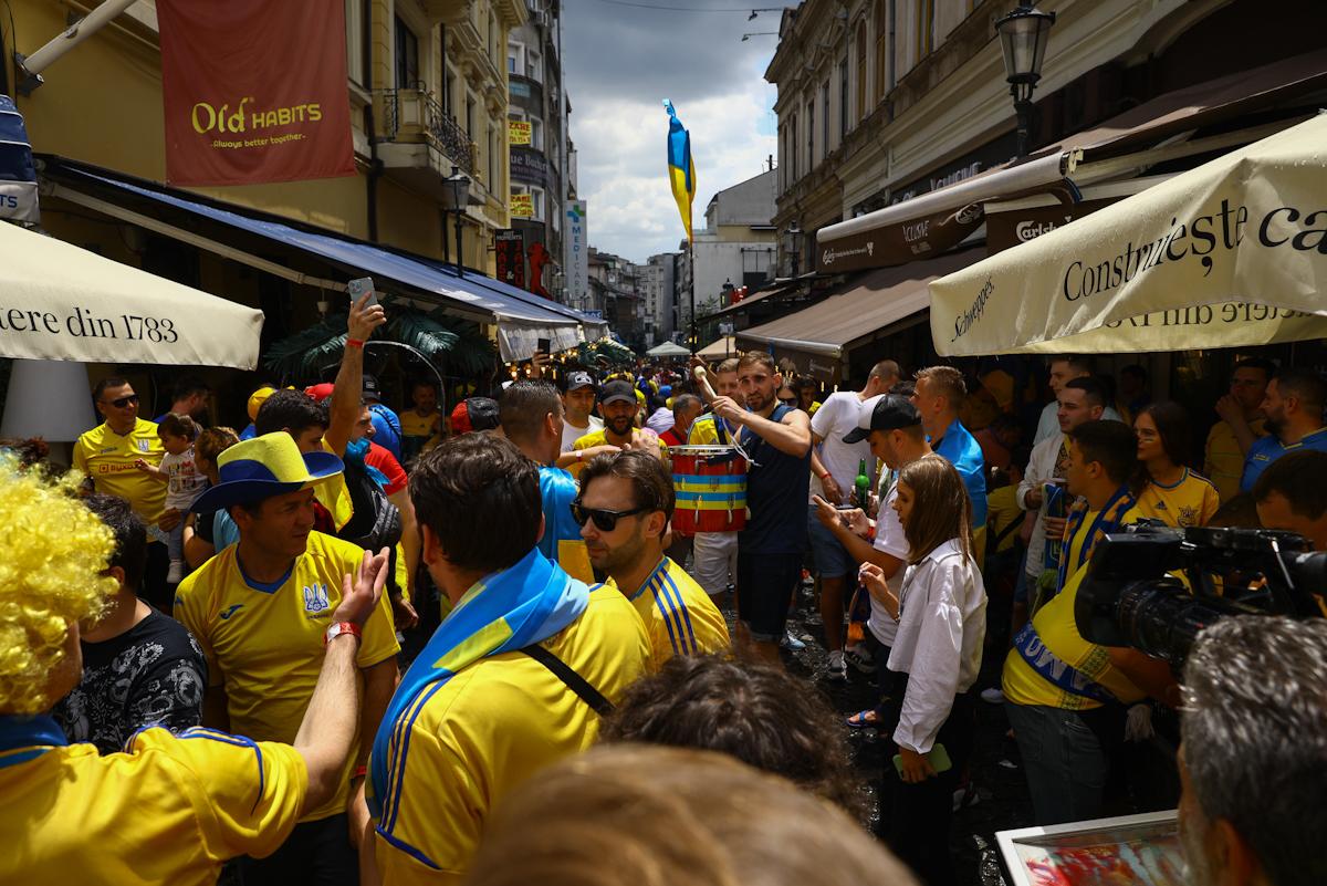 SHOW în Centrul Vechi, înainte de Ucraina - Austria » Forțele de ordine au fraternizat cu fanii