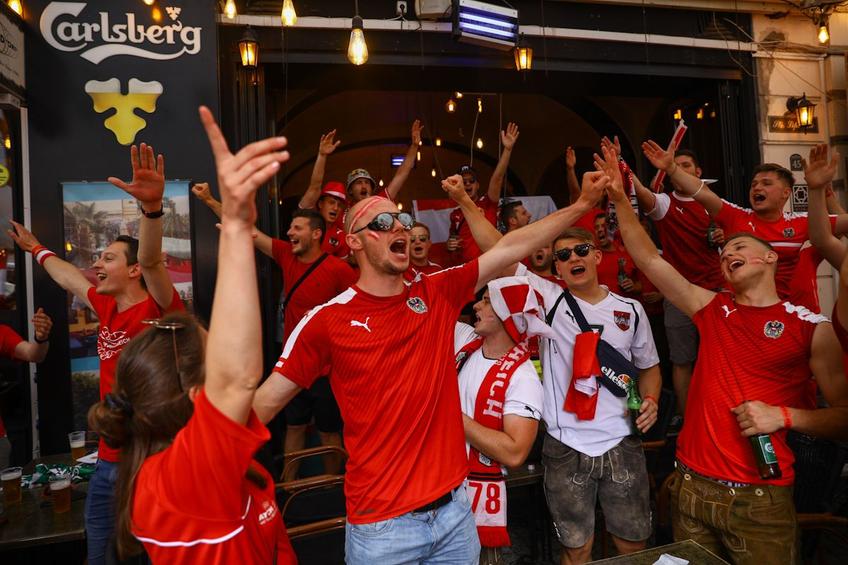 Ca într-un fan-zone oficial! Centrul Vechi a fost asaltat de mii de suporteri înaintea duelului Ucraina - Austria de la Euro 2020.