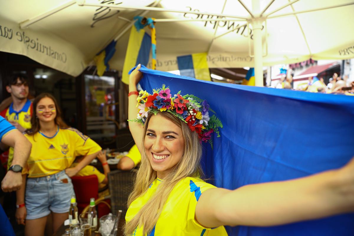 SHOW în Centrul Vechi, înainte de Ucraina - Austria » Forțele de ordine au fraternizat cu fanii
