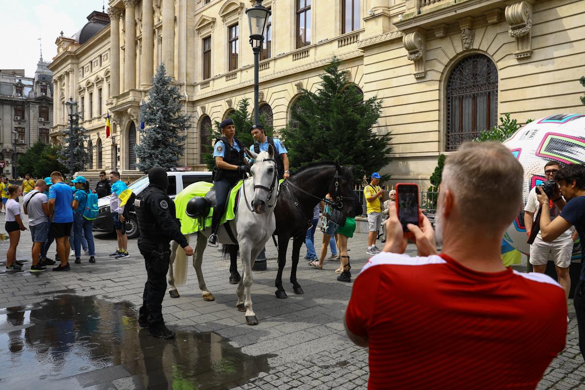 SHOW în Centrul Vechi, înainte de Ucraina - Austria » Forțele de ordine au fraternizat cu fanii