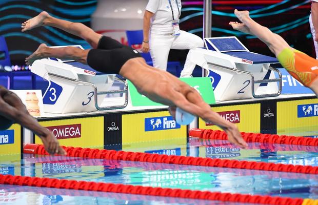 Situație incredibilă înaintea finalei lui Popovici » Doi sportivi, obligați să revină în bazin la două ore după semifinale