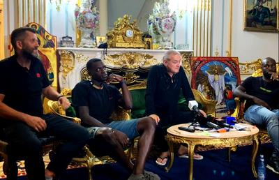 Gigi Becali l-a prezentat pe Dawa într-o conferință savuroasă » A apărut în șlapi și i-a fixat clauza pe paginile Gazetei: „Atât vreau pe el!”