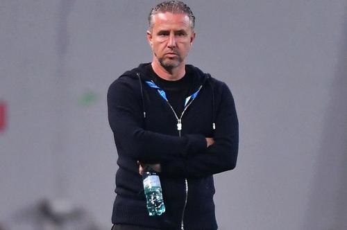 Laurențiu Reghecampf (47 de ani) a semnat un contract valabil două sezoane cu azerii de la Neftchi Baku. Antrenorul a fost deja prezentat pe site-ul formației.