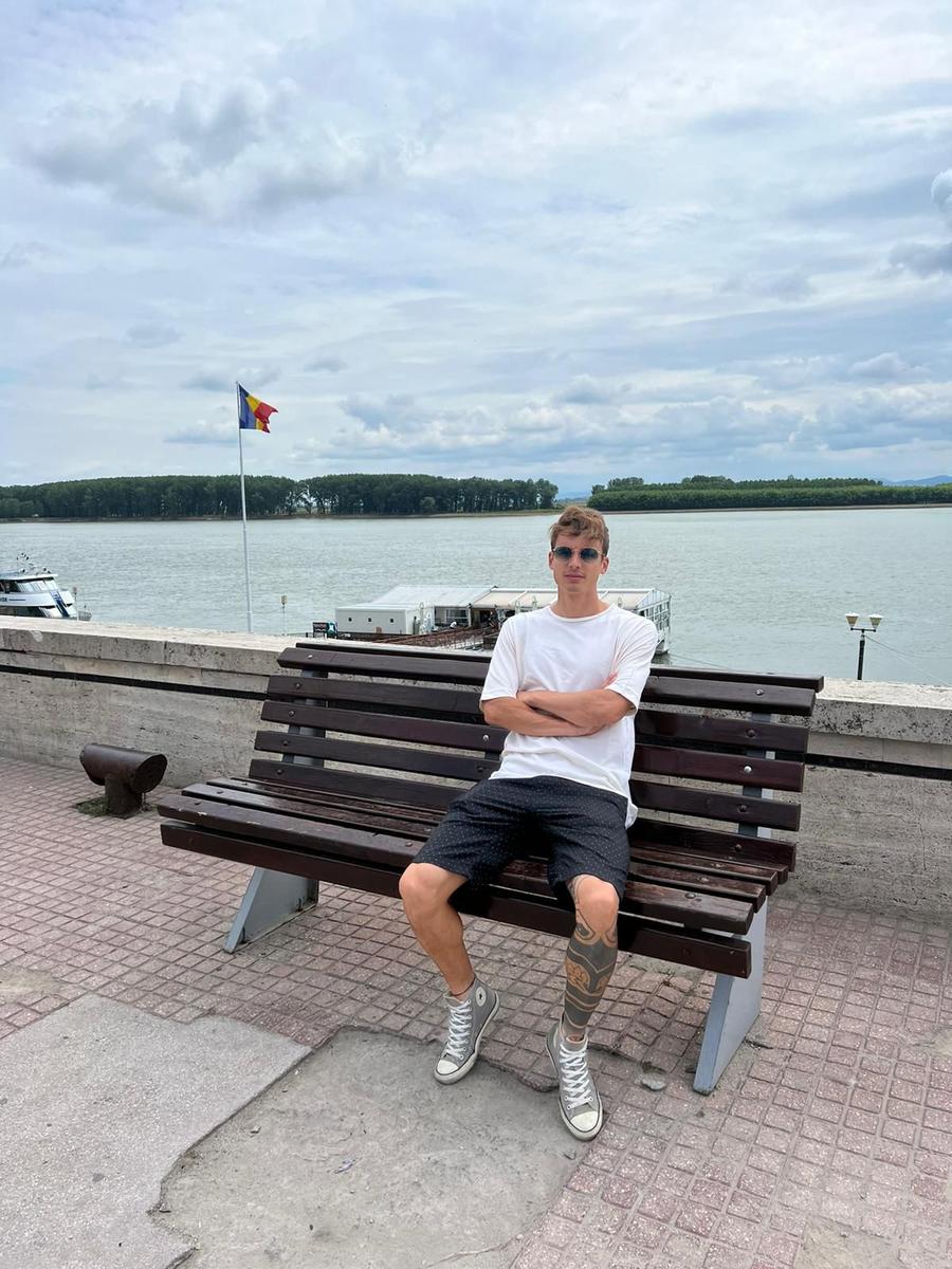 Relaxat, pe faleza constănțeană/ foto Facebook Jucătorul de la Oțelul, entuziasmat înaintea sezonului de Liga 2: „Va fi un duel electric cu Dinamo, de-abia aștept!”