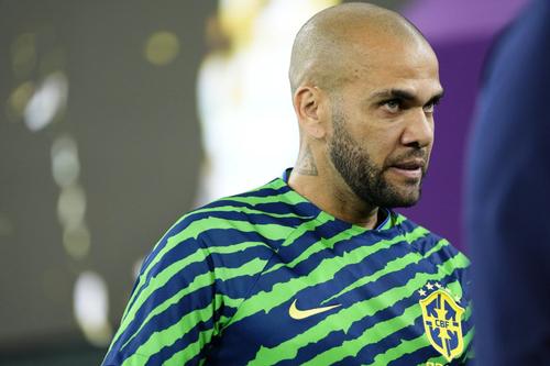 Fotbalistul brazilian Dani Alves (40 de ani) spune că „o iartă” pe femeia care l-a acuzat că ar fi violat-o la finalul anului trecut, într-un club din Barcelona. 
Foto: Imago