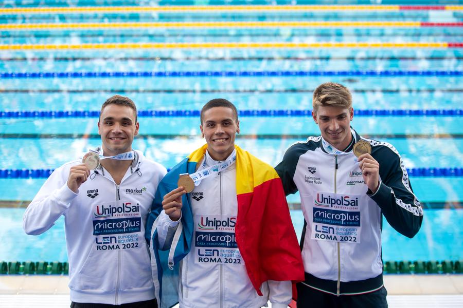Kristof Milak, David Popovici și Alessandro Miressi după decernarea medaliilor în proba de 100 m liber la CE 2022 FOTO Raed Krishan Înotătorii români intră în competiție la Campionatele Europene de la Belgrad » Surpriză în probele lui David Popovici