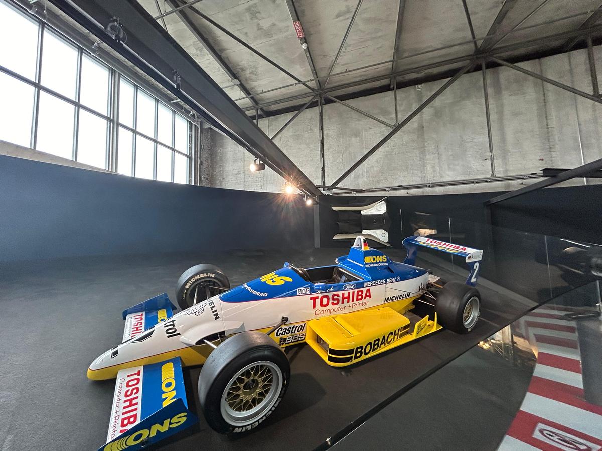 Pășiți în „sanctuarul” lui Michael Schumacher, lumea roșie a GOAT-ului din Formula 1! Colecția din Koln îți taie respirația