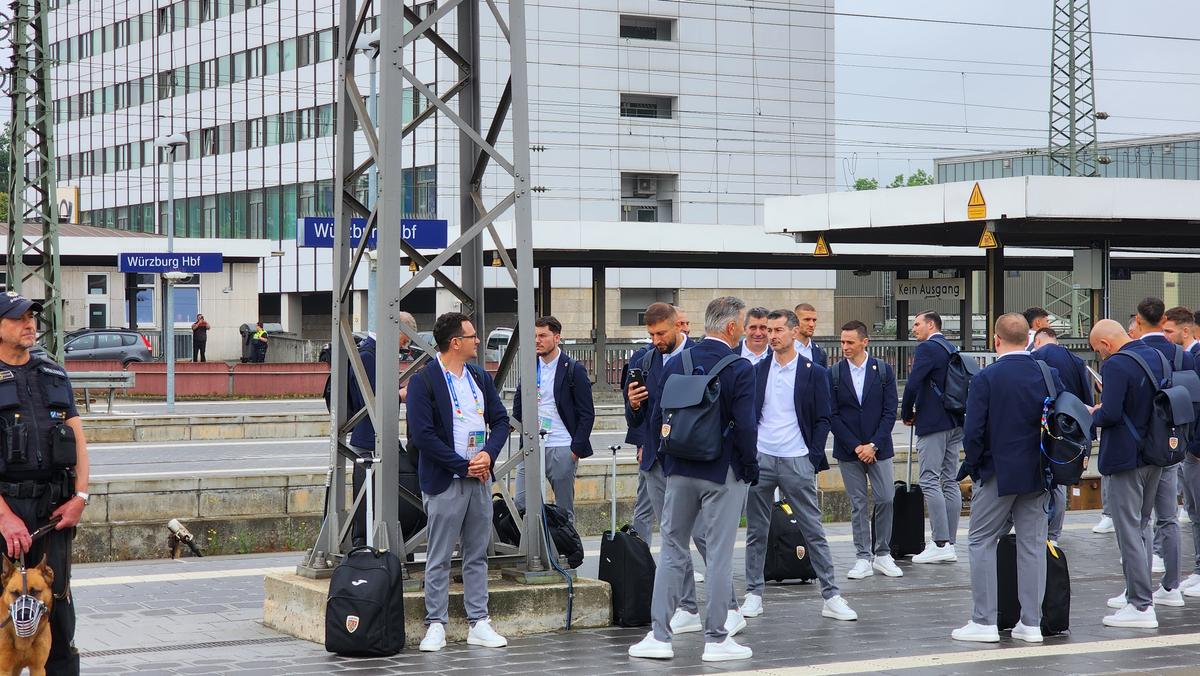 Naționala României a plecat spre Koln, din nou cu trenul » Fanii au făcut spectacol și în gară: „Ciocolata belgiană e cea mai bună. O să îi mâncăm”