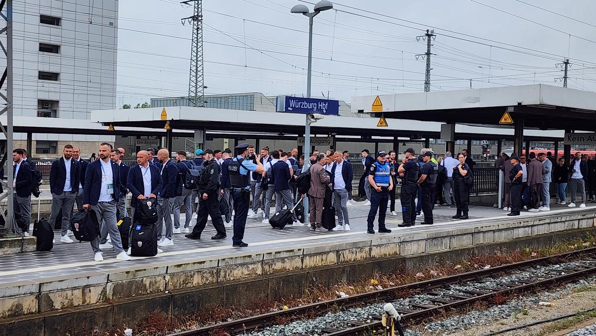 Naționala României a plecat spre Koln, din nou cu trenul » Fanii au făcut spectacol și în gară: „Ciocolata belgiană e cea mai bună. O să îi mâncăm”