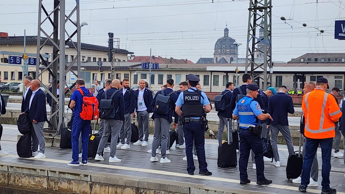Naționala României a plecat spre Koln, din nou cu trenul » Fanii au făcut spectacol și în gară: „Ciocolata belgiană e cea mai bună. O să îi mâncăm”
