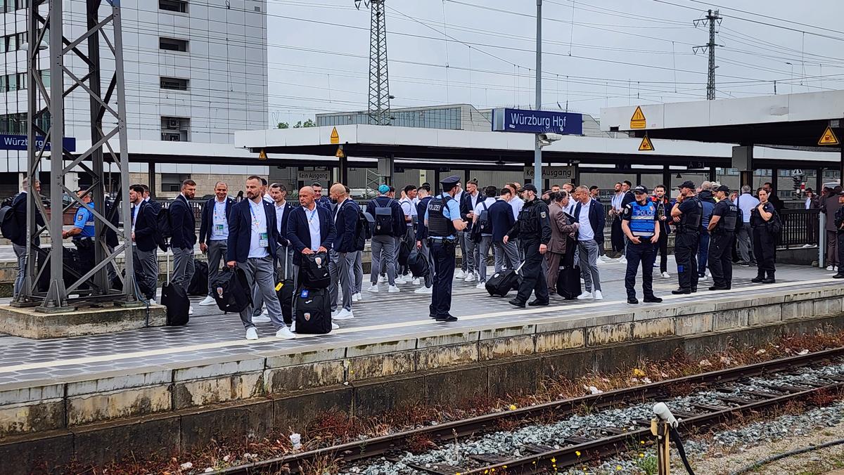 Naționala României a plecat spre Koln, din nou cu trenul » Fanii au făcut spectacol și în gară: „Ciocolata belgiană e cea mai bună. O să îi mâncăm”