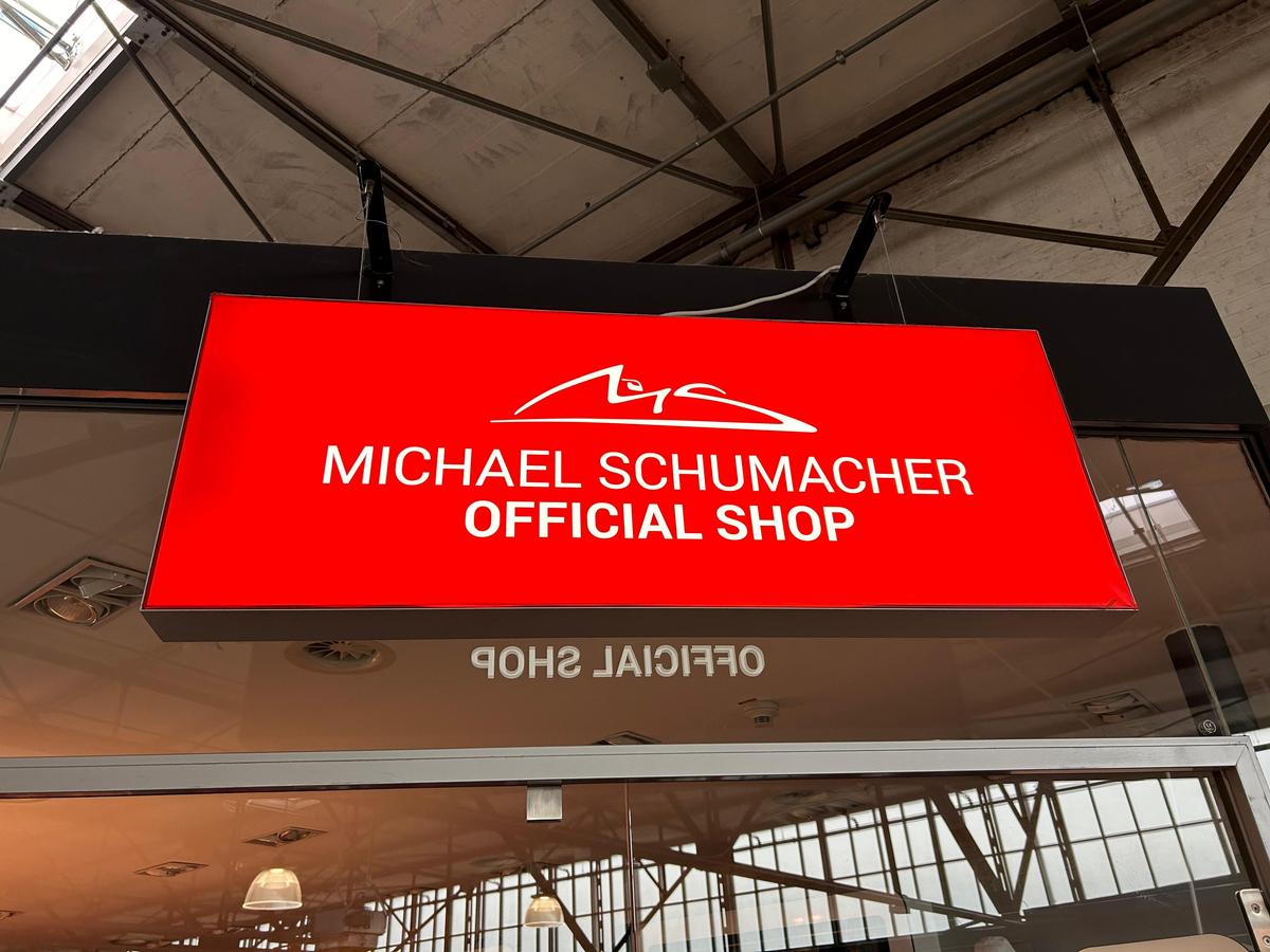 Pășiți în „sanctuarul” lui Michael Schumacher, lumea roșie a GOAT-ului din Formula 1! Colecția din Koln îți taie respirația