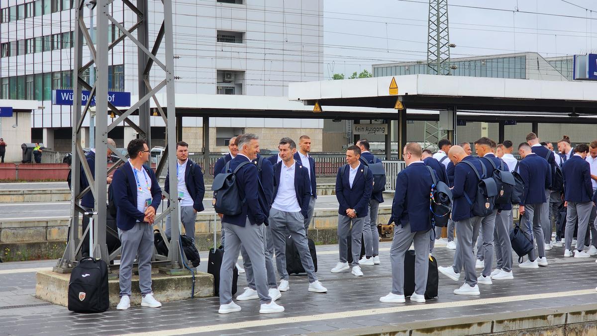 Naționala României a plecat spre Koln, din nou cu trenul » Fanii au făcut spectacol și în gară: „Ciocolata belgiană e cea mai bună. O să îi mâncăm”