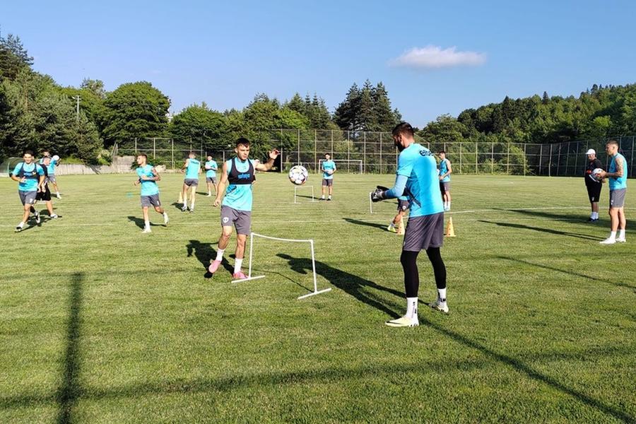 Primul antrenament pentru Petrolul la Bolu. Sursă foto: Actualitatea Prahoveana Ultimele noutăți de la Petrolul » Ce jucători are la dispoziție Mehmet Topal în cantonamentul din Turcia