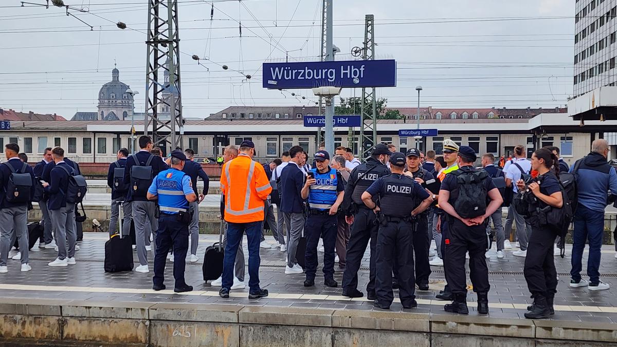 Naționala României a plecat spre Koln, din nou cu trenul » Fanii au făcut spectacol și în gară: „Ciocolata belgiană e cea mai bună. O să îi mâncăm”