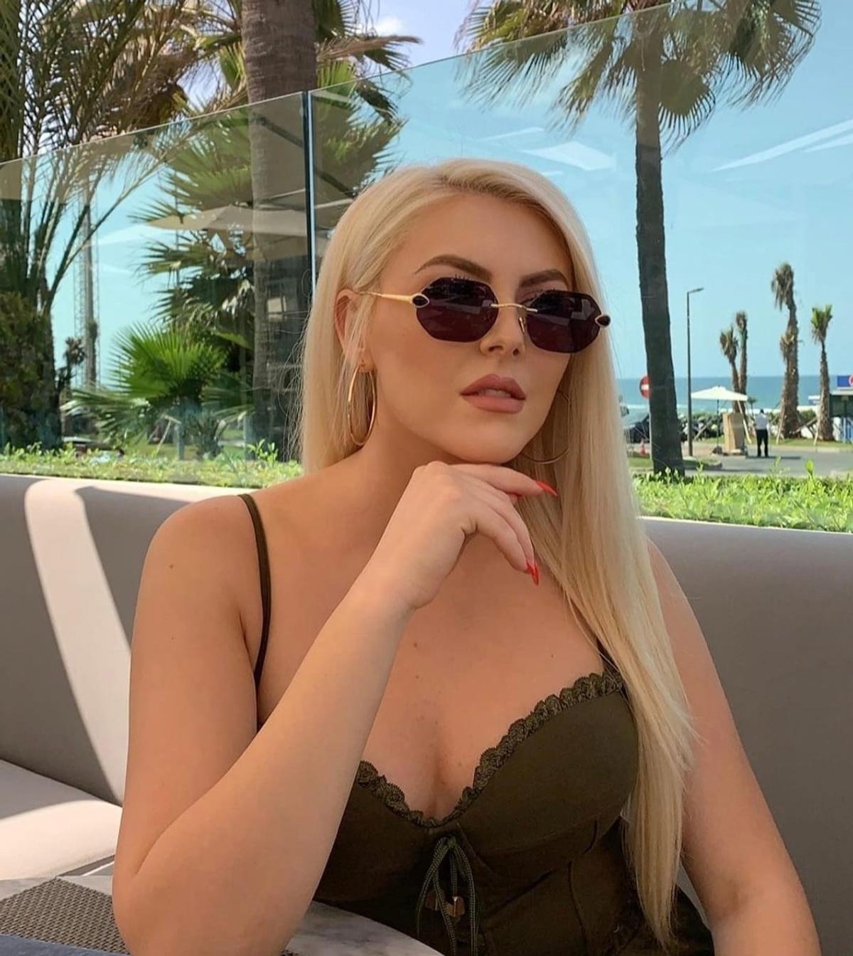 Raluca Câmpean, blonda care a lăsat în urma cariera de prezentatoare TV pentru a-l urma pe Reda Jaadi