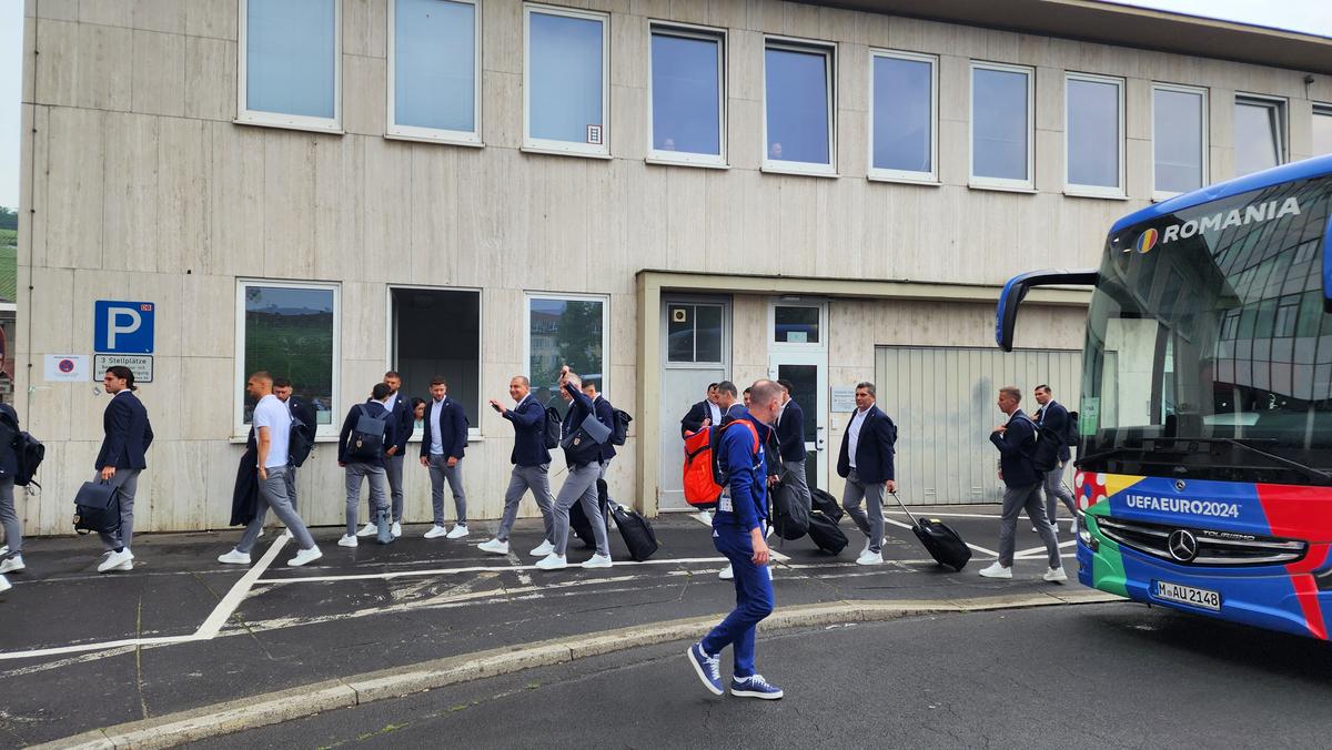 Naționala României a plecat spre Koln, din nou cu trenul » Fanii au făcut spectacol și în gară: „Ciocolata belgiană e cea mai bună. O să îi mâncăm”