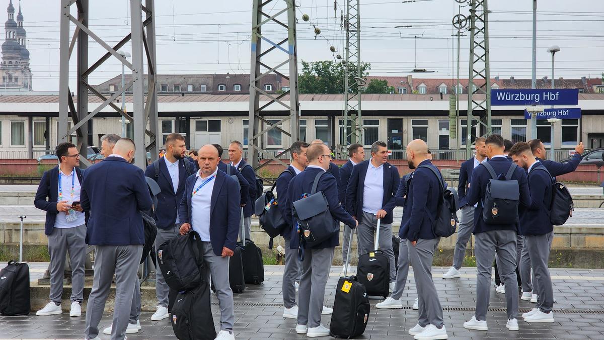 Naționala României a plecat spre Koln, din nou cu trenul » Fanii au făcut spectacol și în gară: „Ciocolata belgiană e cea mai bună. O să îi mâncăm”