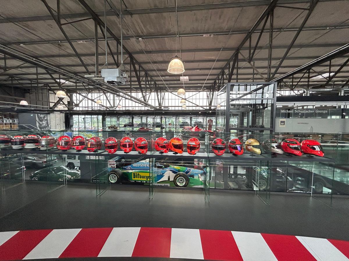 Pășiți în „sanctuarul” lui Michael Schumacher, lumea roșie a GOAT-ului din Formula 1! Colecția din Koln îți taie respirația