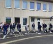 Naționala României a plecat spre Koln, din nou cu trenul » Fanii au făcut spectacol și în gară: „Ciocolata belgiană e cea mai bună. O să îi mâncăm”
