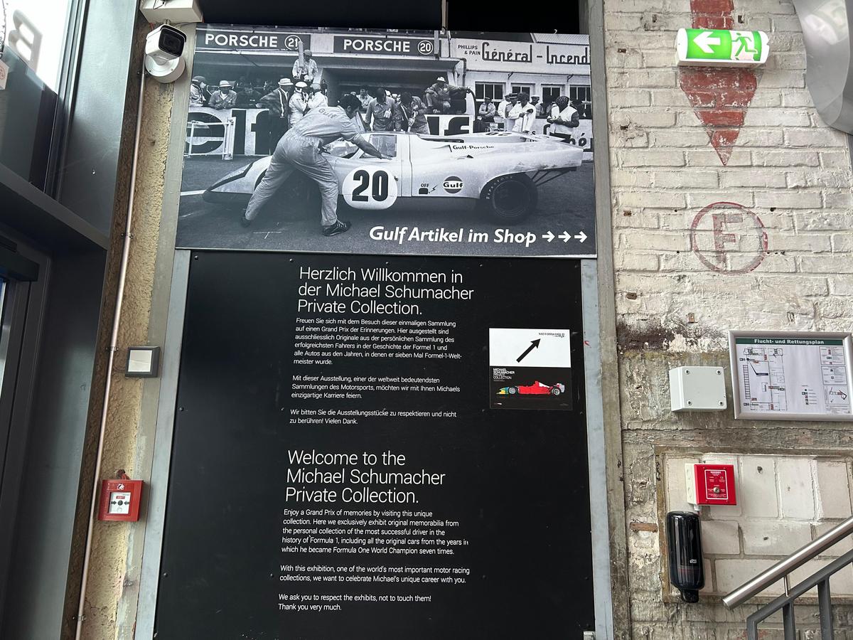 Pășiți în „sanctuarul” lui Michael Schumacher, lumea roșie a GOAT-ului din Formula 1! Colecția din Koln îți taie respirația