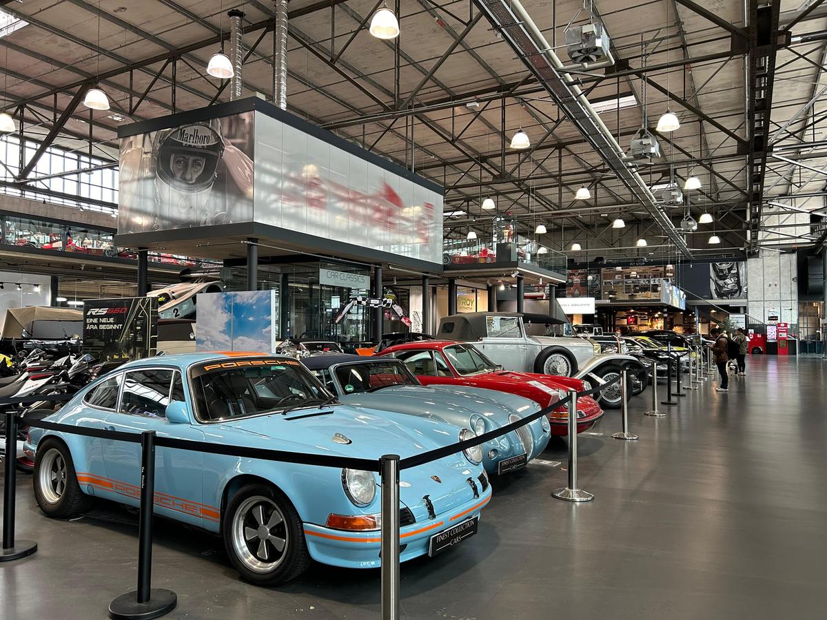 Pășiți în „sanctuarul” lui Michael Schumacher, lumea roșie a GOAT-ului din Formula 1! Colecția din Koln îți taie respirația