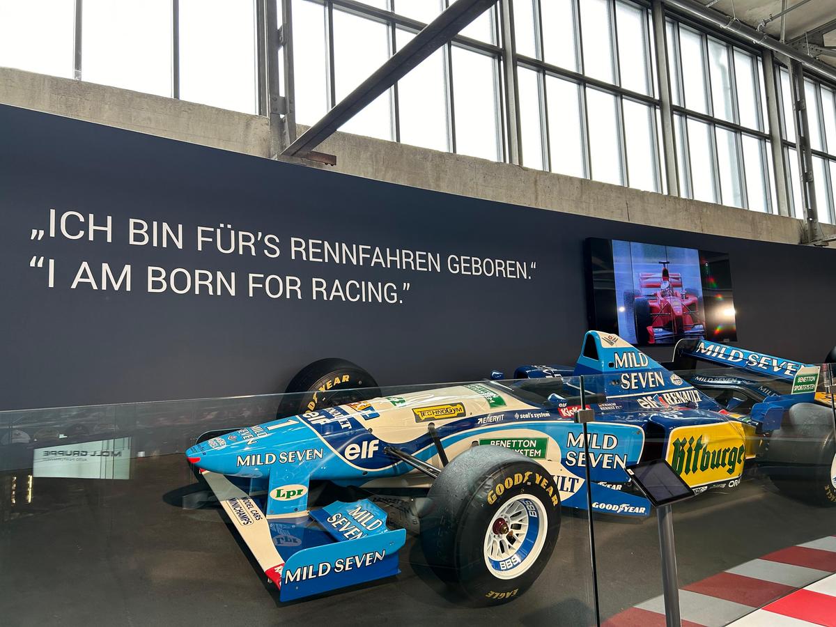 Pășiți în „sanctuarul” lui Michael Schumacher, lumea roșie a GOAT-ului din Formula 1! Colecția din Koln îți taie respirația