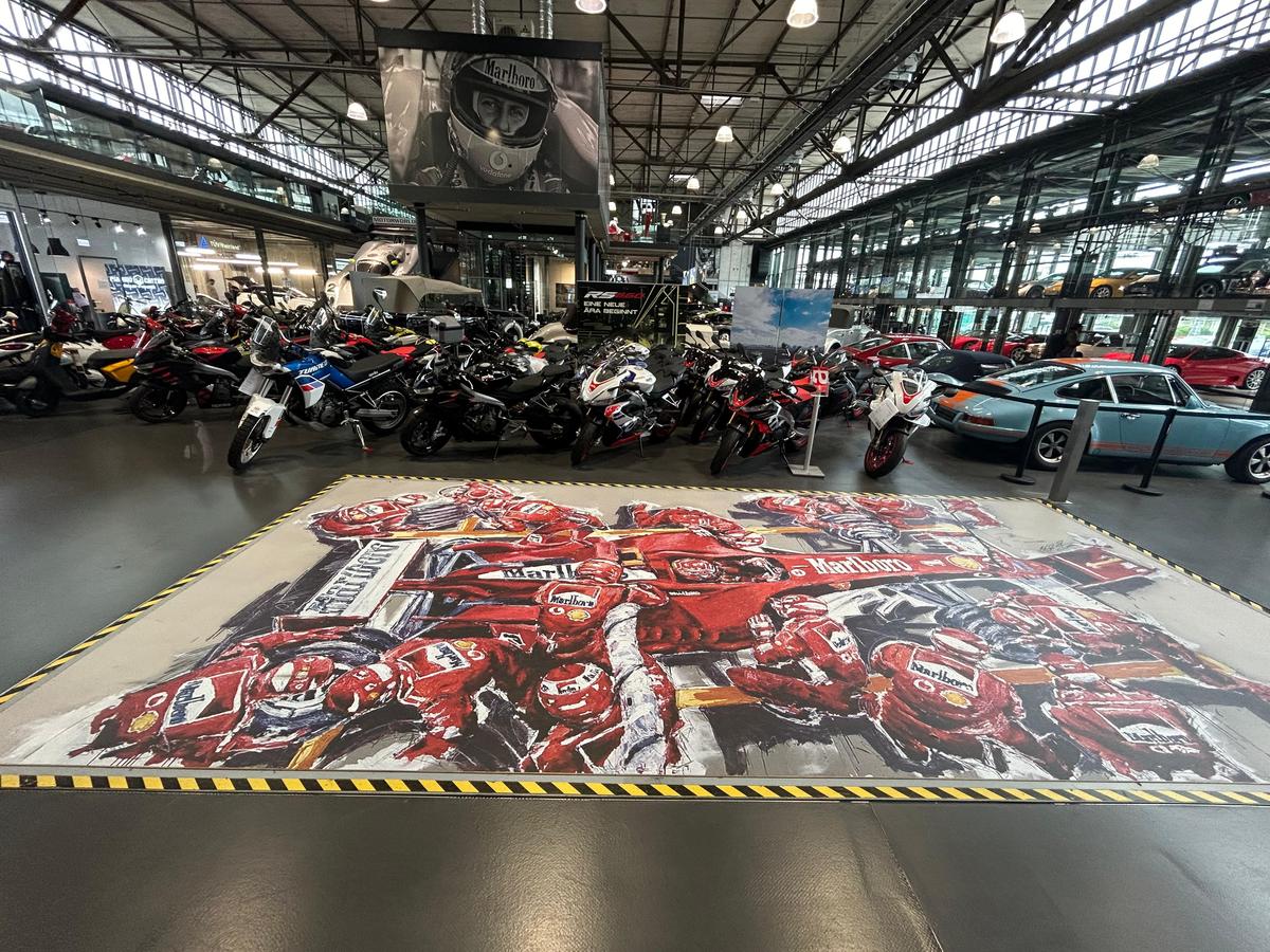Pășiți în „sanctuarul” lui Michael Schumacher, lumea roșie a GOAT-ului din Formula 1! Colecția din Koln îți taie respirația