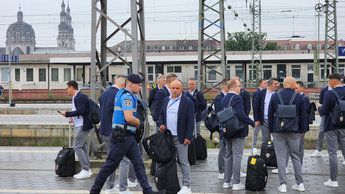 Naționala României a plecat spre Koln, din nou cu trenul » Fanii au făcut spectacol și în gară: „Ciocolata belgiană e cea mai bună. O să îi mâncăm”