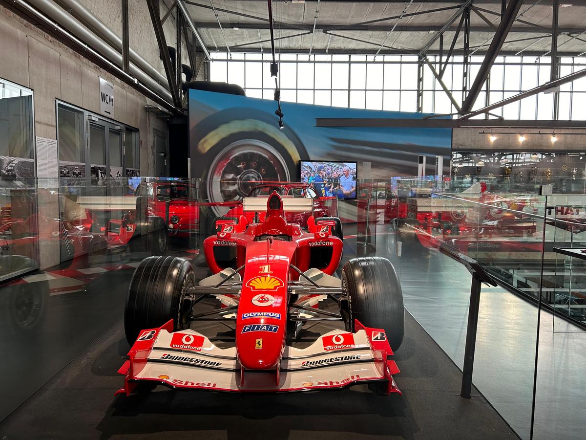 Pășiți în „sanctuarul” lui Michael Schumacher, lumea roșie a GOAT-ului din Formula 1! Colecția din Koln îți taie respirația