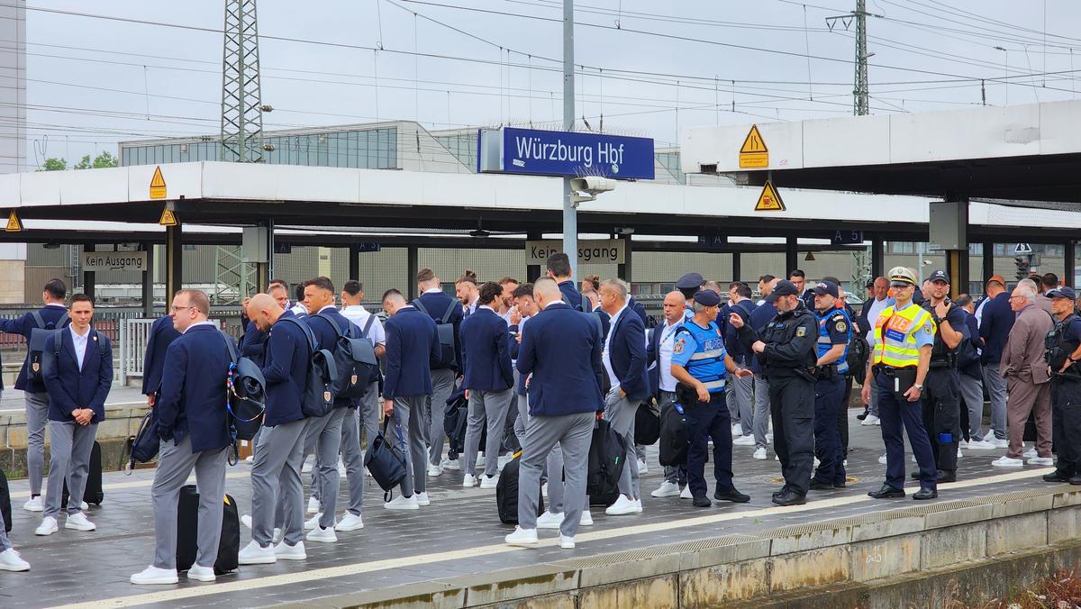 Naționala României a plecat spre Koln, din nou cu trenul » Fanii au făcut spectacol și în gară: „Ciocolata belgiană e cea mai bună. O să îi mâncăm”