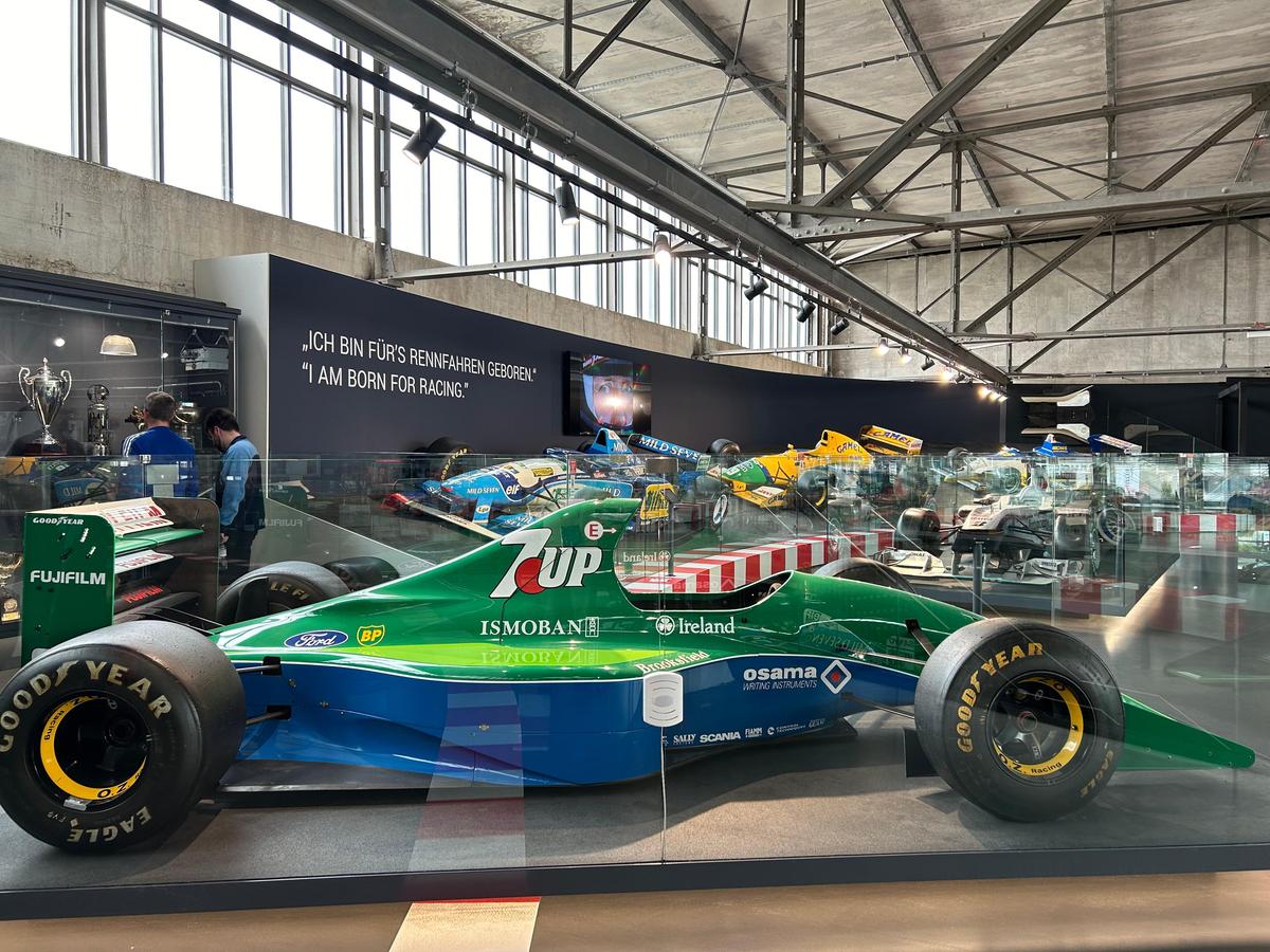 Pășiți în „sanctuarul” lui Michael Schumacher, lumea roșie a GOAT-ului din Formula 1! Colecția din Koln îți taie respirația