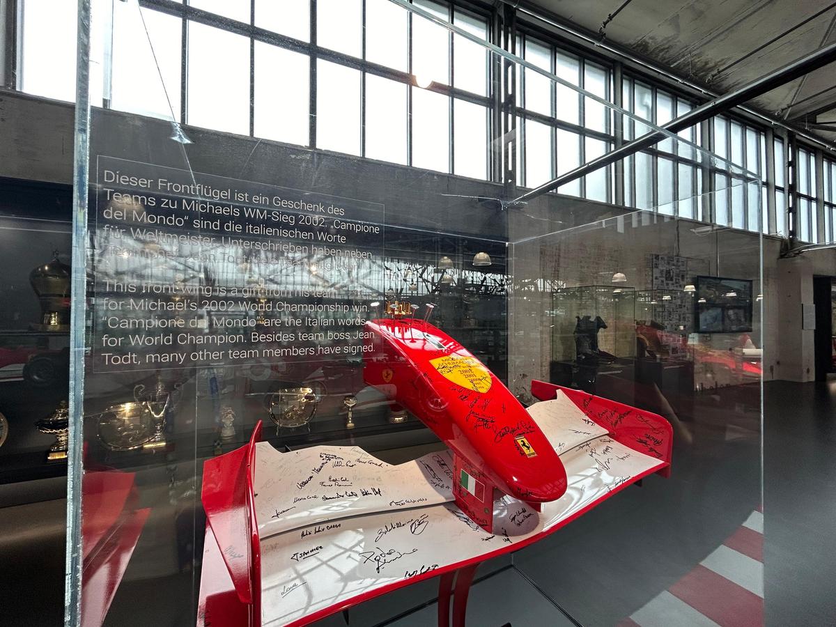 Pășiți în „sanctuarul” lui Michael Schumacher, lumea roșie a GOAT-ului din Formula 1! Colecția din Koln îți taie respirația