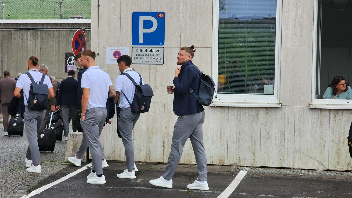 Naționala României a plecat spre Koln, din nou cu trenul » Fanii au făcut spectacol și în gară: „Ciocolata belgiană e cea mai bună. O să îi mâncăm”
