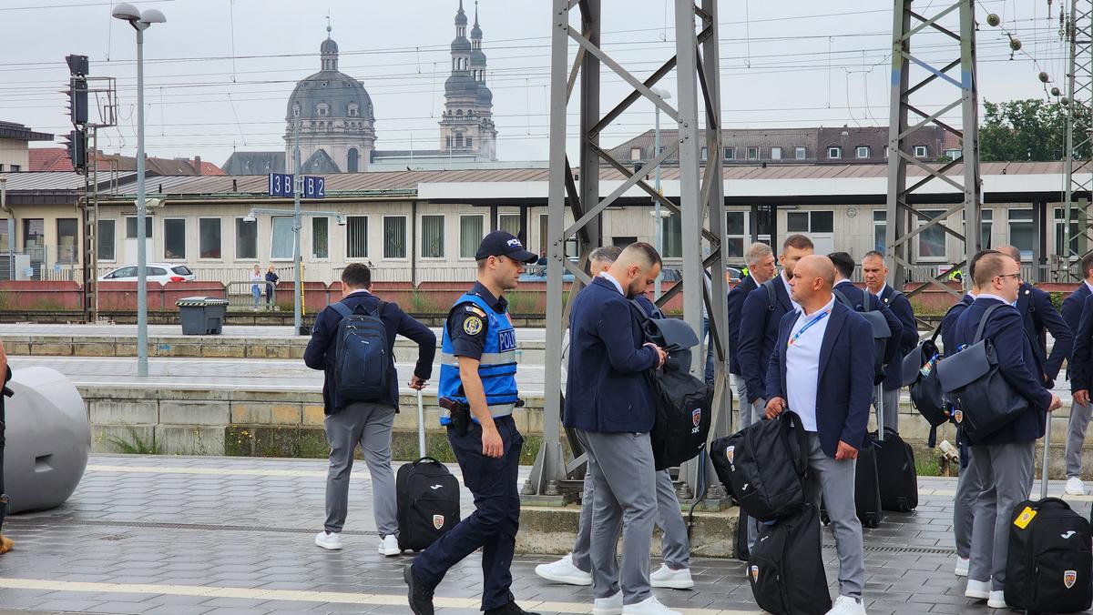 Naționala României a plecat spre Koln, din nou cu trenul » Fanii au făcut spectacol și în gară: „Ciocolata belgiană e cea mai bună. O să îi mâncăm”