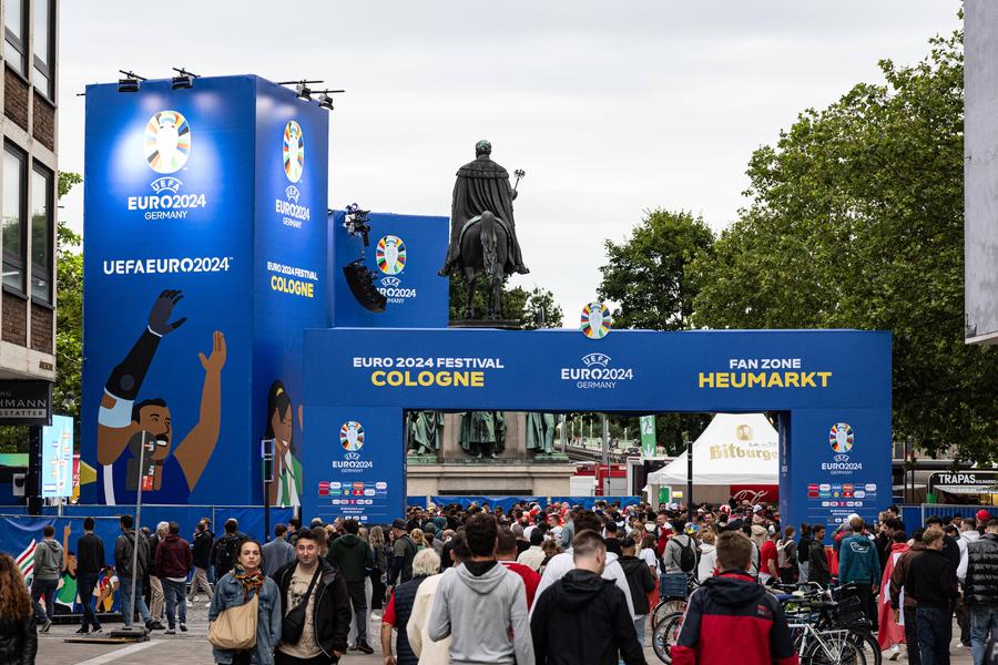 E nebunie în Köln! Sute de români au ajuns în Germania fără să aibă bilet la meciul cu Belgia » De zece de ori mai scump decât pe site-ul UEFA!