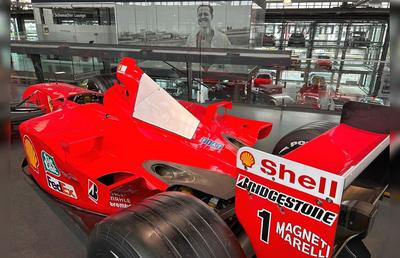 Pășiți în „sanctuarul” lui Michael Schumacher, lumea roșie a GOAT-ului din Formula 1! Colecția din Koln îți taie respirația
