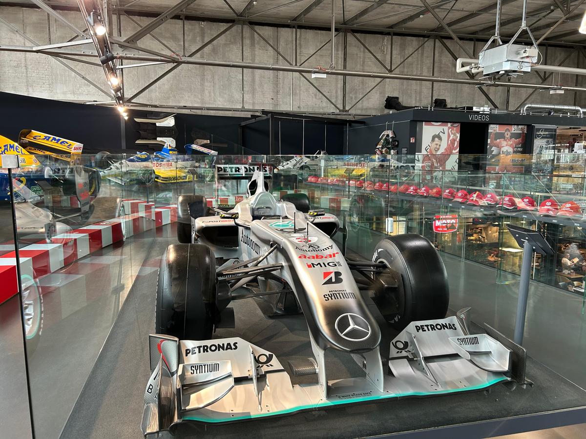 Pășiți în „sanctuarul” lui Michael Schumacher, lumea roșie a GOAT-ului din Formula 1! Colecția din Koln îți taie respirația
